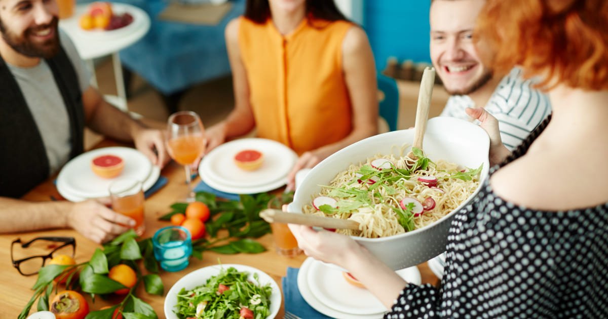 compartir la comida con unos amigos