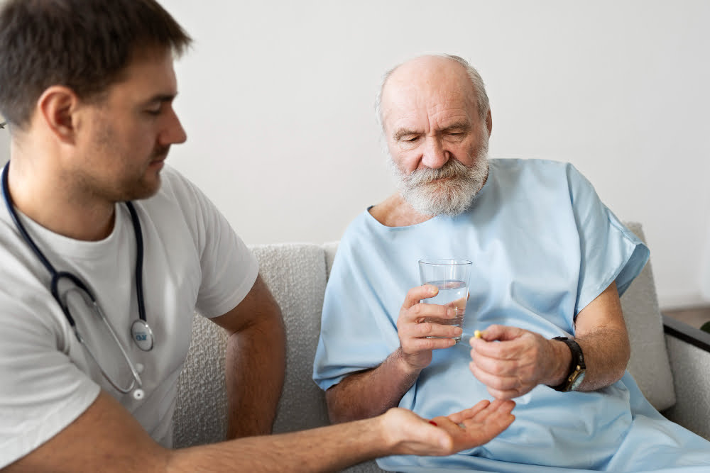 doctor en oncología dando pastillas a un paciente