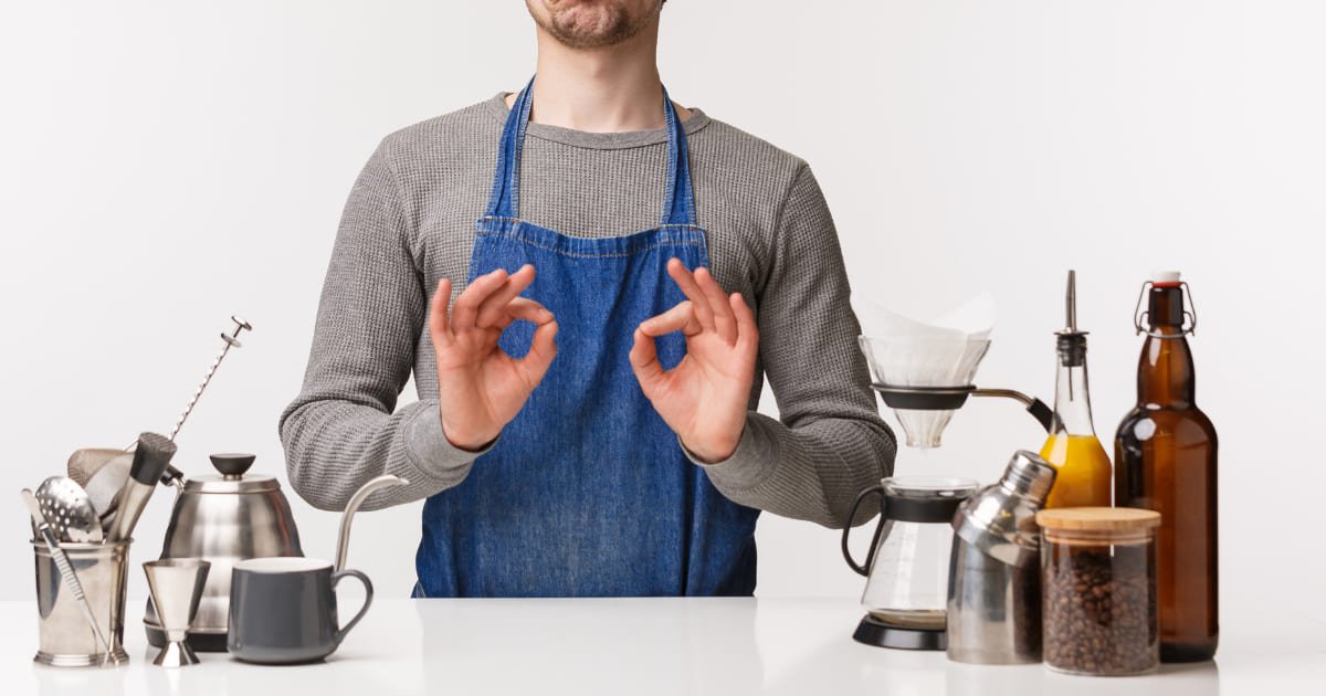 hombre experto para preparar un buen café