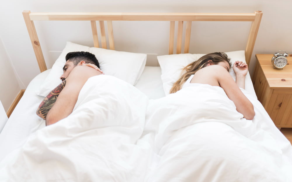 pareja en la cama durmiendo sin ronquidos